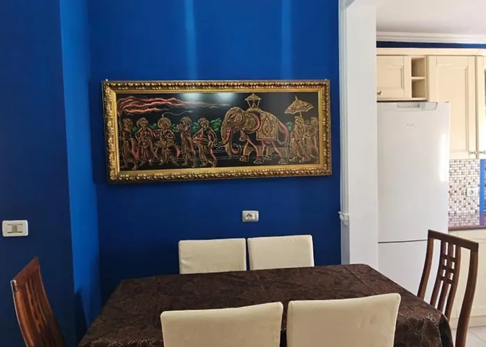 Skanderbeg Square Explorer * ティラナ